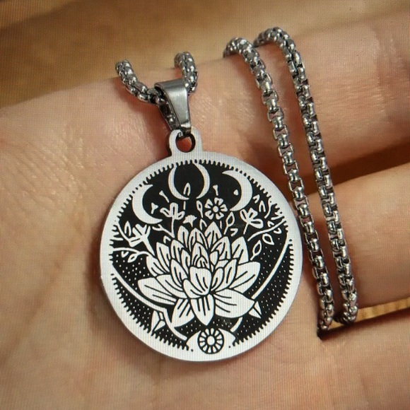 Lotus moon necklace - Picture 4 of 4